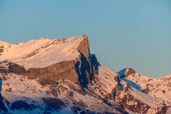 Bu manzara fotoğrafı Avrupa 'da, Fransa' da, Rhone Alpes 'te, Savoie' de, Alpler 'de, kışın çekildi. Gün batımında güneşin altında La Chaine des Fiz 'i görüyoruz..