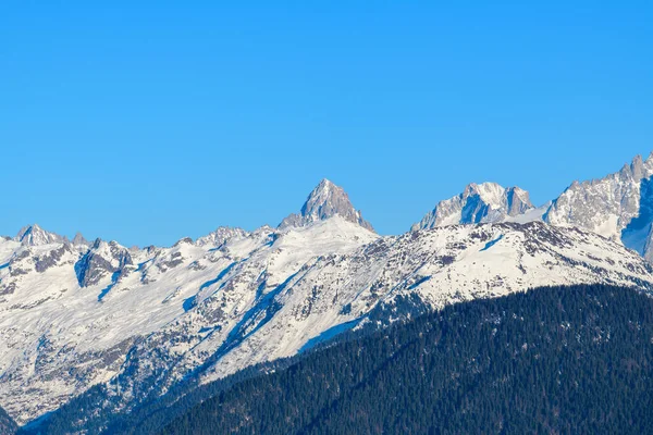 Bu manzara fotoğrafı Avrupa 'da, Fransa' da, Rhone Alpes 'te, Savoie' de, Alpler 'de, kışın çekildi. Aiguille du Chardonnet 'i görüyoruz, güneşin altında..