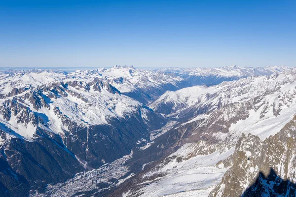 Bu manzara fotoğrafı Avrupa 'da, Fransa' da, Rhone Alpes 'te, Savoie' de, Alpler 'de, kışın çekildi. Güneşin altındaki Chamonix Vadisi 'ni görüyoruz..