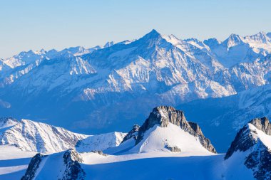 Bu manzara fotoğrafı Avrupa 'da, Fransa' da, Rhone Alpes 'te, Savoie' de, Alpler 'de, kışın çekildi. Güneşin altında Grivola Dağı ve Gran Paradiso 'yu görüyoruz..