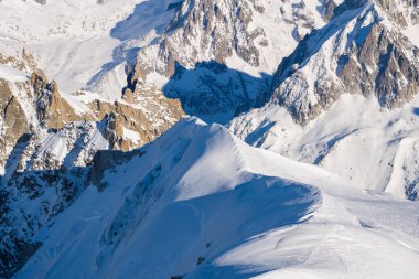 Bu manzara fotoğrafı Avrupa 'da, Fransa' da, Rhone Alpes 'te, Savoie' de, Alpler 'de, kışın çekildi. Güneşin altında kar kaplı Mont Blanc kalabalığının dağlarını görüyoruz..