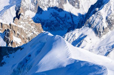 Bu manzara fotoğrafı Avrupa 'da, Fransa' da, Rhone Alpes 'te, Savoie' de, Alpler 'de, kışın çekildi. Mont Blanc 'ın dağlarını görüyoruz, güneşin altında..