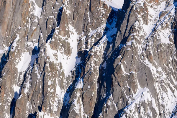 这张风景画是在欧洲 在法国 罗内阿尔卑斯 在萨沃伊 在阿尔卑斯山 冬季拍摄的 在阳光下 我们看到勃朗峰地块上的岩石山 — 图库照片