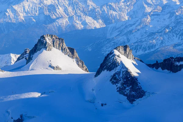 这张风景画是在欧洲 在法国 罗内阿尔卑斯 在萨沃伊 在阿尔卑斯山 冬季拍摄的 在阳光下 我们看到勃朗峰地块的群山 — 图库照片