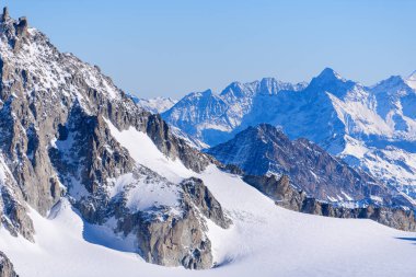 Bu manzara fotoğrafı Avrupa 'da, Fransa' da, Rhone Alpes 'te, Savoie' de, Alpler 'de, kışın çekildi. Güneşin altındaki Buzul Du Geant 'ı görüyoruz..