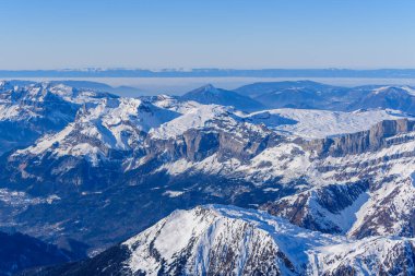 Bu manzara fotoğrafı Avrupa 'da, Fransa' da, Rhone Alpes 'te, Savoie' de, Alpler 'de, kışın çekildi. Aiguillette des Houches 'ı ve Tabak Çölü' nü görebilirsiniz, güneşin altında..