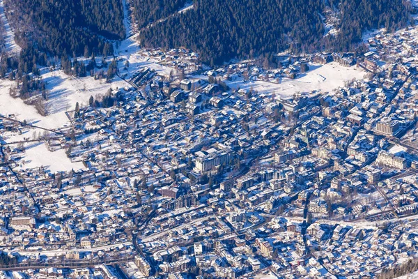 Bu manzara fotoğrafı Avrupa 'da, Fransa' da, Rhone Alpes 'te, Savoie' de, Alpler 'de, kışın çekildi. Güneşin altında Chamonix kasabasını görüyoruz..