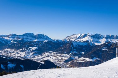 Bu manzara fotoğrafı Avrupa 'da, Fransa' da, Rhone Alpes 'te, Savoie' de, Alpler 'de, kışın çekildi. Megeve şehrini görüyoruz, Mont Blanc 'ın dağlarının ortasındaki vadide, güneşin altında..