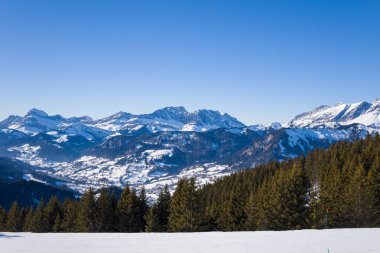 Bu manzara fotoğrafı Avrupa 'da, Fransa' da, Rhone Alpes 'te, Savoie' de, Alpler 'de, kışın çekildi. Mont Blanc kalabalığını görüyoruz, güneşin altında..