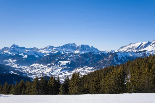 Bu manzara fotoğrafı Avrupa 'da, Fransa' da, Rhone Alpes 'te, Savoie' de, Alpler 'de, kışın çekildi. Mont Blanc kalabalığını görüyoruz, güneşin altında..