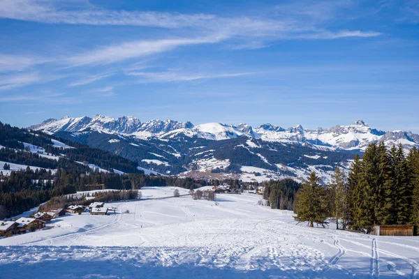 Bu manzara fotoğrafı Avrupa 'da, Fransa' da, Rhone Alpes 'te, Savoie' de, Alpler 'de, kışın çekildi. Güneşin altında La Chaine des Aravis 'i görüyoruz..