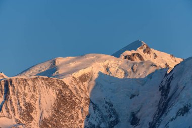 Bu manzara fotoğrafı Avrupa 'da, Fransa' da, Rhone Alpes 'te, Savoie' de, Alpler 'de, kışın çekildi. Karla kaplı Mont Blanc kalabalığını görüyoruz..