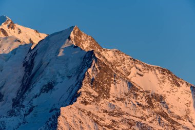 Bu manzara fotoğrafı Avrupa 'da, Fransa' da, Rhone Alpes 'te, Savoie' de, Alpler 'de, kışın çekildi. Aiguille de Bionnassay 'i görüyoruz, güneşin altında..