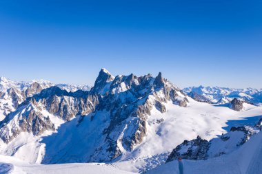 Bu manzara fotoğrafı Avrupa 'da, Fransa' da, Rhone Alpes 'te, Savoie' de, Alpler 'de, kışın çekildi. Grandes Jorass 'ı, Dent' i ve Dent du Geant buzulunu, Aiguilles Marbrees 'i, güneşin altında görebilirsiniz..
