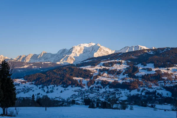 Bu manzara fotoğrafı Avrupa 'da, Fransa' da, Rhone Alpes 'te, Savoie' de, Alpler 'de, kışın çekildi. Gün batımında Mont Blanc kalabalığının ortasında, güneşin altında Megeve şehrini görüyoruz..