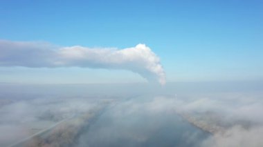 Dampierre en Burly 'nin nükleer enerji santrali Avrupa' da Loire 'nin kıyısında, Fransa' da, Merkez bölgesinde, Loiret 'te, Orleans' a doğru, kışın, güneşli bir günde.