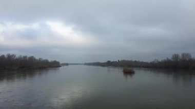 Güneşli bir günde, Veules les Roses, Avrupa, Fransa, Normandiya, Seine Denizcilik 'ten bir tekne..