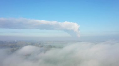 Dampierre en Burly nükleer santrali, Fransa 'nın Fransa' nın kırsal kesiminde, Loiret 'te, Orleans' a doğru, kışın, güneşli bir günde.
