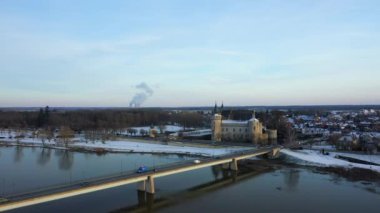 Sully sur Loire şatosu ve Avrupa 'daki Dampierre nükleer enerji santrali, Fransa' daki Merkez Bölgesi, Loiret, Orleans 'a doğru, kışın güneşli bir günde.