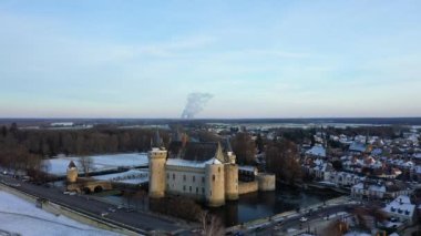 Kırsalın ortasındaki Sully şatosu ve Avrupa 'daki karlı kasaba, Fransa' daki Merkez Bölgesi, Loiret, Orleans 'a doğru, kışın güneşli bir günde.
