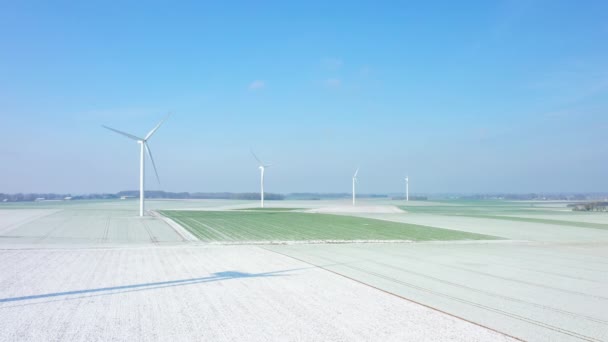 在一个阳光明媚的日子里 四个风力涡轮机在欧洲 法国和诺曼底的一个雪地中间的冬季 在迪耶普和费坎普之间旋转 — 图库视频影像