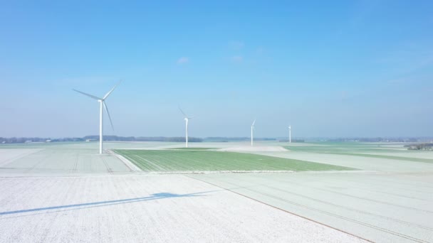 Cuatro Aerogeneradores Giran Medio Campo Nevado Europa Francia Normandía Entre — Vídeos de Stock