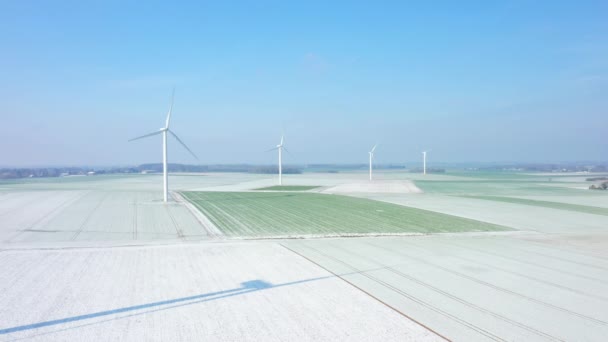 Nieve Cubre Campos Dominados Por Aerogeneradores Europa Francia Normandía Entre — Vídeos de Stock