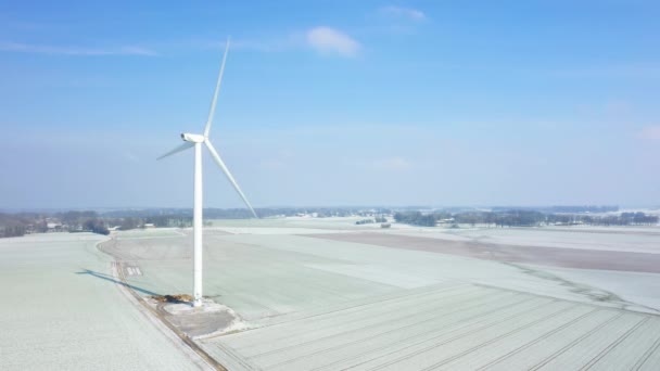 Uma Turbina Eólica Fica Acima Campo Europa França Normandia Entre — Vídeo de Stock