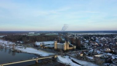 Avrupa 'daki Sully sur Loire, Fransa' daki Merkez Bölgesi 'ndeki Loiret' teki kırsal ve şato güneşli bir günde, Orleans 'a, kışa doğru..