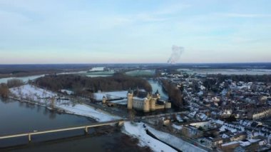 Sully sur Loire kalesi Avrupa 'daki Sully sur Loire' da, Fransa 'daki Merkez Bölgesi' nde, Loiret 'te, Orleans' a doğru, kışın güneşli bir günde,.