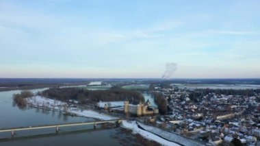 Loire sel altında ve Sully sur Loire şehri Avrupa 'da, Fransa' da, Merkez Bölgede, Loiret 'te, Orleans' a doğru, kışın, güneşli bir günde.