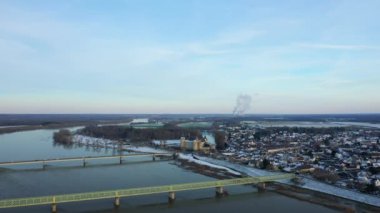 Loire ve Sully sur Loire çevresindeki kırsal bölge Avrupa 'da, Fransa' da, Merkez Bölgede, Loiret 'te, Orleans' a doğru, kışın, güneşli bir günde.