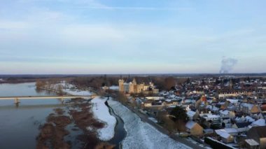 Sully sur Loire 'nin ünlü kalesi, Avrupa' nın ortasında, Fransa 'da, Merkez Bölgede, Loiret' te, Orleans 'a doğru, kışın, güneşli bir günde.