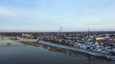 Dampierre en Burly 'nin nükleer enerji santrali ve Avrupa' daki Sully sur Loire şehri, Fransa 'daki Merkez Bölgesi, Loiret, Orleans' a doğru, kışın güneşli bir günde.