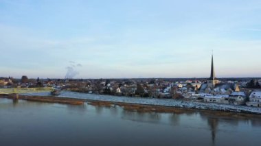 Sully sur Loire 'ın ortasında bir kilise Avrupa' da, Fransa 'da, Merkez Bölgede, Loiret' te, Orleans 'a doğru, kışın, güneşli bir günde.