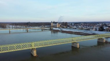 Avrupa 'daki Sully sur Loire' nin şatosu, demiryolu ve yol köprüleri, Fransa 'da, Merkez Bölgede, Loiret' te, Orleans 'a doğru, kışın, güneşli bir günde.
