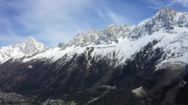 Avrupa 'da, Fransa' da, Alpler 'de güneşli bir günde, ilkbaharda Chamonix' e doğru kar kaplı Mont Blanc yığını..