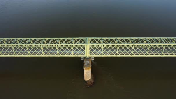 オーリンズに向かって冬には晴れた日にヨーロッパのサリー シュル ロワール鉄道橋 フランス センター地域 ロワレの — ストック動画