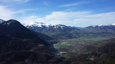 Passy kasabası, güneşli bir günde Fransa, Fransa ve Alpler 'deki Mont Blanc kalabalığının egemenliğinde Chamonix' e doğru ilerliyordu..