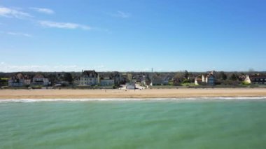 Deniz ve kılıç sahili Avrupa 'da, Fransa' da, Normandiya 'da, Ouistreham' a doğru, Hermanville 'de, baharda, güneşli bir günde.