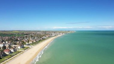 Avrupa 'da, Fransa' da, Normandiya 'da, Ouistreham' a doğru, Hermanville 'de, baharda, güneşli bir günde,.