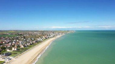 Avrupa 'da, Fransa' da, Normandiya 'da, Ouistreham' a doğru, Hermanville 'de, baharda, güneşli bir günde,.