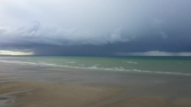 在一个多云的日子里 一场雷雨在欧洲 诺曼底的沙滩上冲向威斯特莱姆 — 图库视频影像