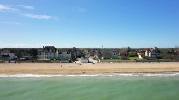 Σπίτια Στην Άκρη Της Παραλίας Του Sword Beach Στην Ευρώπη — Αρχείο Βίντεο