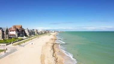 Kanal Denizi kıyısında, Fransa 'nın Sword plajında, Caen, Ouistreham' a doğru, güneşli bir günde,.