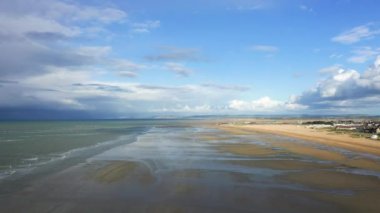 Avrupa 'da, Fransa' da, Normandiya 'da, Caen' e doğru, Ouistreham 'da, baharda, güneşli bir günde,.