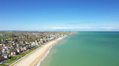 Kılıç plajı ve onun Avrupa 'daki kırsal bölgesi, Fransa' da, Normandiya 'da, Ouistreham' a doğru, Lion sur Mer 'de, ilkbaharda, güneşli bir günde.