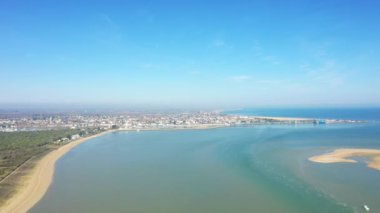 Yazın güneşli bir günde, İtalya, İtalya ve Campania 'da, Tyrhenian Denizi' ndeki Marina del Cantone çevresindeki kırsal.