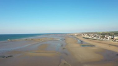 Yazın güneşli bir günde, Asya 'daki Mekong Nehri' nde, Laos 'ta, Luang Prabang' da tek başına çalılar..
