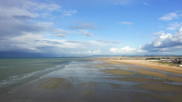 天気の良い日に 春には ヨーロッパ フランス ノルマンディー ケーン アウイストリアムに向かって剣のビーチの大きな砂浜 — ストック動画